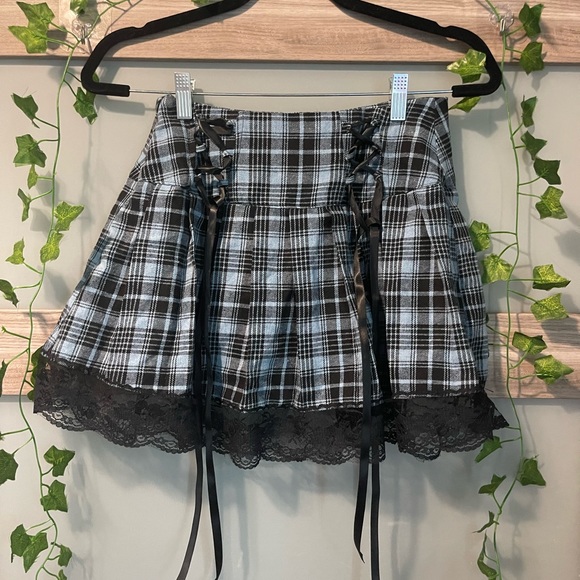 Cute pleated flowy lace w/ ties skirt - never work great condition! - Picture 1 of 3